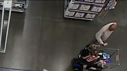 لقطة من كاميرا المراقبة في متجر وول مارت تُظهر ماهيندرا باتيل يتحدث مع امرأة تحمل طفلين في عربة، في سياق حادثة محاولة اختطاف مزعومة.