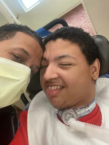 غوميز مع ابنه نوح، الذي يحتاج إلى رعاية مستمرة، في لحظة عاطفية تظهر العلاقة القوية بينهما بعد فترة من الانفصال.