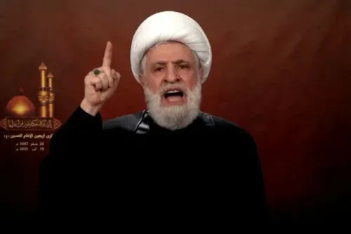 نعيم قاسم، الأمين العام لحزب الله، يتحدث بحماس محذرًا من الضغوط لنزع سلاح الحزب، مشددًا على ضرورة إنهاء العدوان الإسرائيلي.