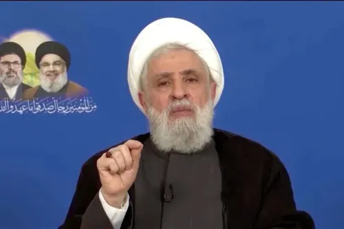 نعيم قاسم، الأمين العام لحزب الله، يتحدث في خطاب متلفز، محذراً من نزع سلاح الحزب وموضحاً موقفه من الحكومة اللبنانية.