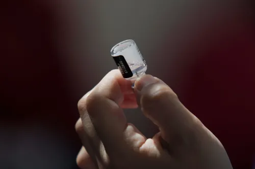 زجاجة لقاح مملوءة بجرعة من لقاح الحمض النووي الريبي المرسال (mRNA)، تُظهر التحول في استراتيجية وزارة الصحة الأمريكية تجاه اللقاحات.