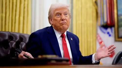 صورة للرئيس الأمريكي دونالد ترامب في المكتب البيضاوي، حيث يظهر وهو يعبر عن عدم الرضا بملامح وجهه، محاطًا بستائر ذهبية.