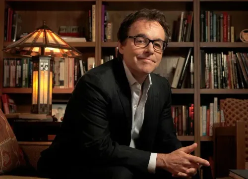 المخرج كريس كولومبوس يجلس في مكتبه، محاطًا بالكتب، معبرًا عن استيائه من ظهور ترامب في فيلم "Home Alone 2".