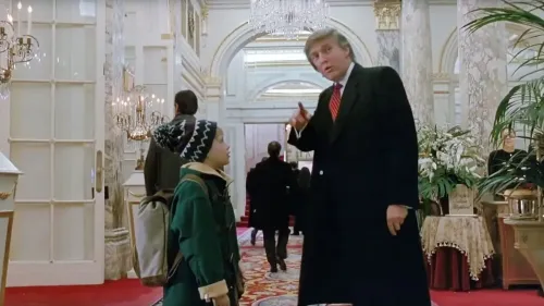 كيفن ماكاليستر يسأل دونالد ترامب عن الاتجاهات في فندق بلازا خلال مشهد من فيلم "Home Alone 2: ضائع في نيويورك".