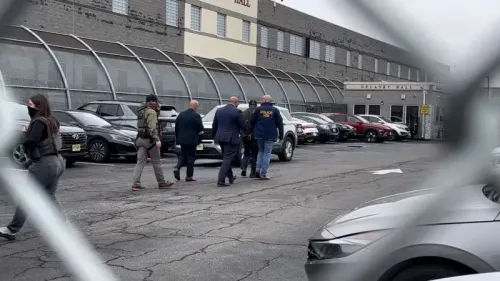 مشرعون يتجهون نحو منشأة احتجاز في نيوارك، نيوجيرسي، وسط توترات مع ضباط وزارة الأمن الداخلي خلال زيارة رقابية.