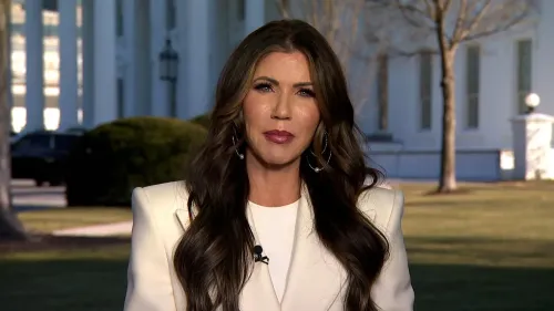 وزيرة الأمن الداخلي الأمريكية كريستي نويم تتحدث أمام البيت الأبيض، حيث تعرضت لسرقة حقيبتها أثناء العشاء في واشنطن.