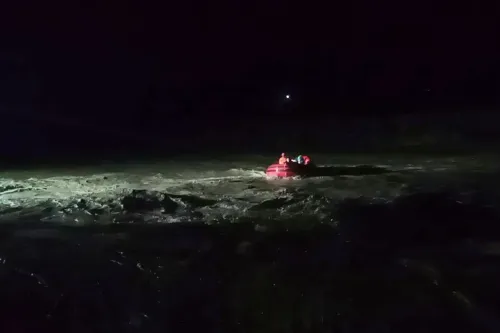 مركب إنقاذ يحمل أشخاصًا في مياه مضطربة خلال إعصار راغاسا، الذي تسبب في فيضانات وانهيارات أرضية في الفلبين.