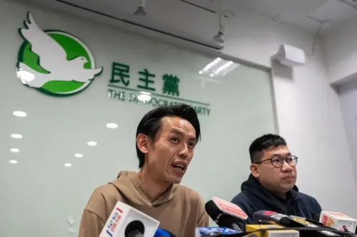 اجتماع لقيادة الحزب الديمقراطي في هونغ كونغ، حيث يتحدث أحد الأعضاء عن عملية حل الحزب تحت ضغط الحكومة الصينية.