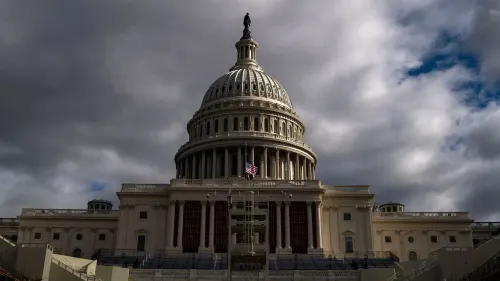 مبنى الكابيتول الأمريكي تحت سماء ملبدة بالغيوم، يرمز إلى التوتر السياسي بين الجمهوريين في مجلس النواب والشيوخ حول أجندة ترامب.