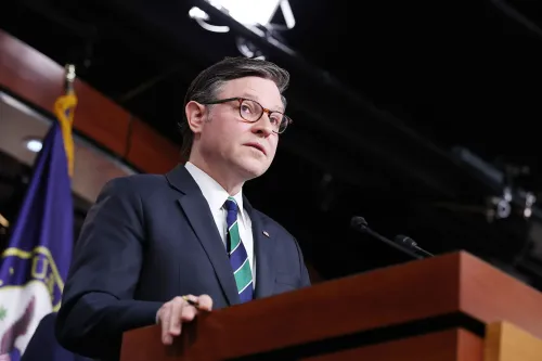 النائب Mike Johnson يتحدث خلال مؤتمر صحفي حول تمديد برنامج مراقبة الاستخبارات الأجنبية، مع العلم بالجدل حول حقوق الخصوصية.