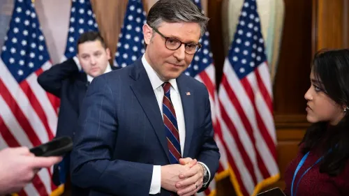 نائبان يتحدثان أمام أعلام أمريكية، حيث تُظهر النائبة آنا باولينا لونا مع موظفتها في مكاتب الكونغرس، وسط نقاش حول حقوق التصويت عن بُعد.