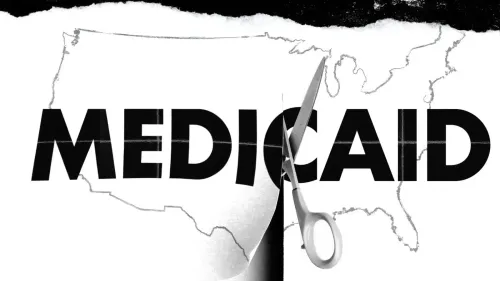 قصاصة ورقية تظهر خريطة الولايات المتحدة مع كلمة "Medicaid" مكتوبة بشكل بارز، ومقص يقطعها، مما يرمز إلى تخفيضات محتملة في البرنامج.