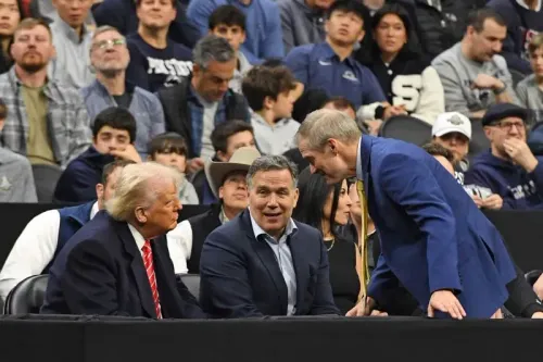 ترامب وجيم جوردان يتحدثان خلال بطولة مصارعة في فيلادلفيا، وسط جمهور كبير، في سياق مناقشة جهود عزل القضاة الفيدراليين.