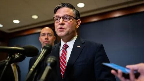 مشرع يتحدث أمام الصحافة في مجلس النواب، مع التركيز على مناقشة قيود المعلومات الاستخباراتية وتأثيرها على الأمن القومي.