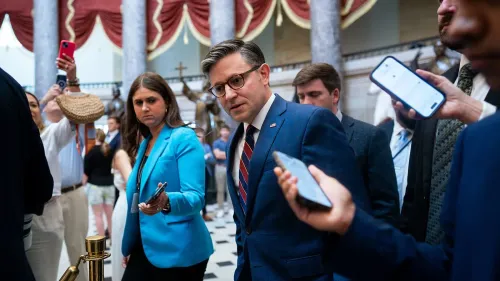 قادة الجمهوريين في مجلس النواب يتفاوضون حول حزمة تخفيضات تمويل بقيمة 9 مليارات دولار، وسط أجواء مشحونة بالمعارضة.