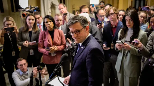 مؤتمر صحفي في الكابيتول هيل، حيث يتحدث مسؤول أمام حشد من الصحفيين، مع تركيز على تفاصيل مشروع قانون الدفاع وأمن الحدود.