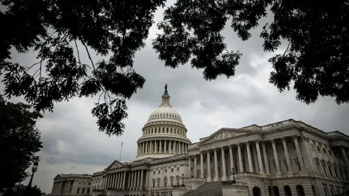 مبنى الكابيتول الأمريكي تحت سماء غائمة، مع أشجار تحيط به، مما يعكس التحديات الأمنية للمشرعين في ضوء التهديدات المتزايدة.