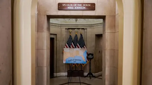 خريطة تُظهر "خليج أمريكا" مع أعلام أمريكية في الخلفية، تتعلق بمشروع قانون لإعادة تسمية خليج المكسيك.