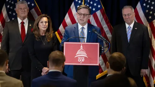 مؤتمر صحفي لنواب جمهوريين في مجلس النواب الأمريكي، حيث يتحدث أحدهم أمام لافتة تحمل شعار الحزب، مع وجود أعلام خلفهم.
