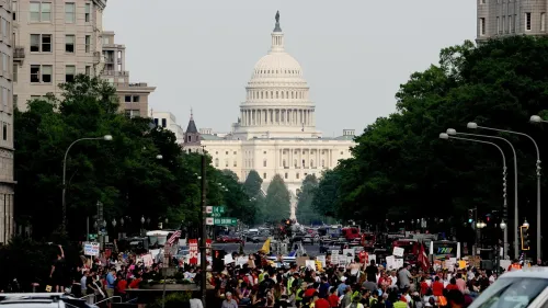 تظاهرة حاشدة أمام مبنى الكابيتول الأمريكي، حيث يتجمع المتظاهرون حاملين لافتات تعبر عن آرائهم حول قضايا سياسية مهمة.