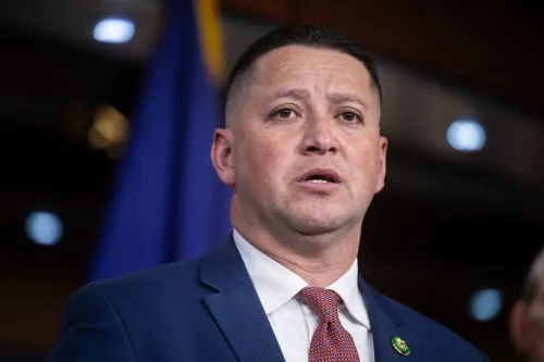 يتحدث النائب توني غونزاليس خلال مؤتمر صحفي، مع التركيز على الادعاءات الخطيرة ضده، وسط أجواء سياسية مشحونة.