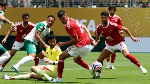 لاعبو الأهلي المصري والوداد المغربي يتنافسون على الكرة خلال مباراة حاسمة وسط أجواء مشحونة في الدوري الإفريقي.