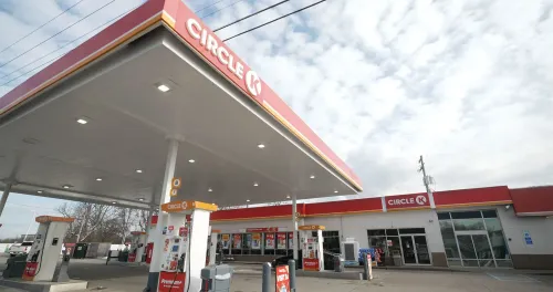 متجر Circle K يظهر في الصورة، حيث يُستخدم كشك الصراف الآلي للعملات الرقمية، وسط تحذيرات من عمليات الاحتيال المتزايدة.