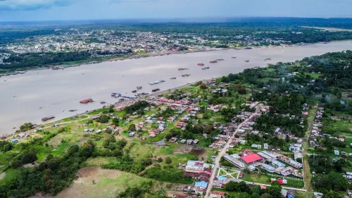 تظهر الصورة منظرًا جويًا لجزيرة سانتا روزا في نهر الأمازون، مع تباين بين المناطق المأهولة والأراضي الخضراء، مما يعكس تغيرات الجغرافيا والنزاع الإقليمي.