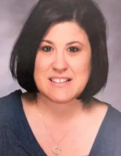 صورة لمديرة مكتبة مقاطعة بوليت، تارا أوهاغان، تتحدث عن الفجوة الرقمية وتأثيرها على الطلاب في كنتاكي.