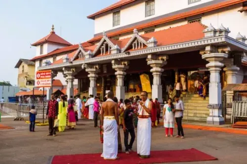 معبد دارماستالا في كارناتاكا، حيث يتجمع المصلون أمام المدخل، وسط أجواء روحية في قرية تاريخية.