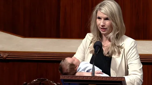 النائبة بريتاني بيترسن تحمل طفلها سام أثناء التصويت في مجلس النواب، مما يعكس تحديات الأمهات الجدد في السياسة.