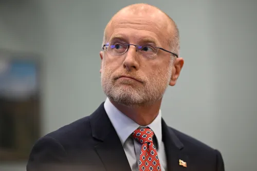 بريندان كار، مفوض لجنة الاتصالات الفيدرالية، يظهر في اجتماع رسمي، مع تعبير جاد، وسط مناقشات حول حرية التعبير وتأثير إدارة ترامب.