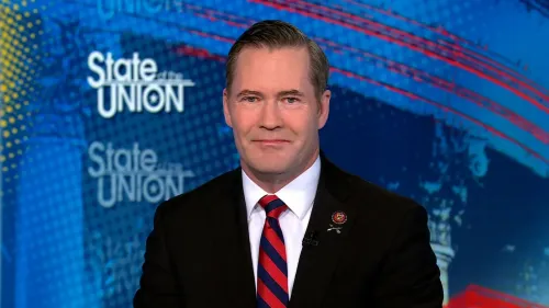 وجه سياسي مبتسم يرتدي بدلة رسمية، مع خلفية تحمل شعار \"State of the Union\"، يشير إلى مناقشات حول سياسات الهجرة الجديدة.