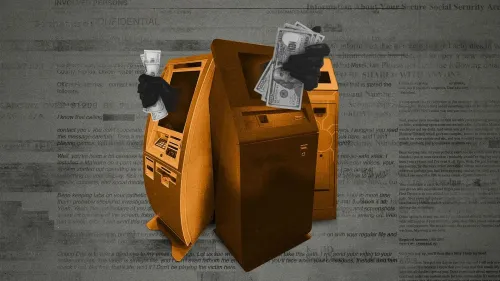 ماكينة صراف آلي للعملات الرقمية مع يد تحمل نقودًا، تعكس مخاطر الاحتيال المرتبطة بهذه الأجهزة في الولايات المتحدة.