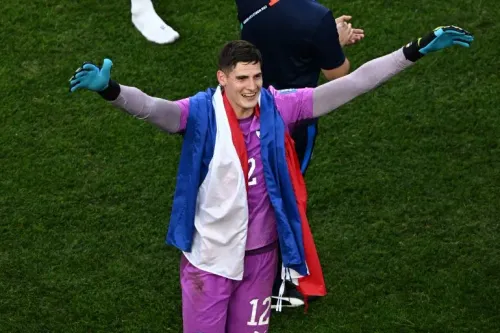 حارس باراغواي أورلاندو جيل يحتفل بعد تصديه لركلات الترجيح التي أقصت ألمانيا من كأس العالم 2022.