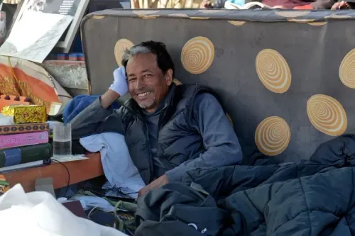 سونام وانغتشوك مبتسمًا أثناء إضرابه عن الطعام في لاداخ، مع خلفية تعكس أجواء الاحتجاجات السلمية المطالبة بالحقوق الدستورية.