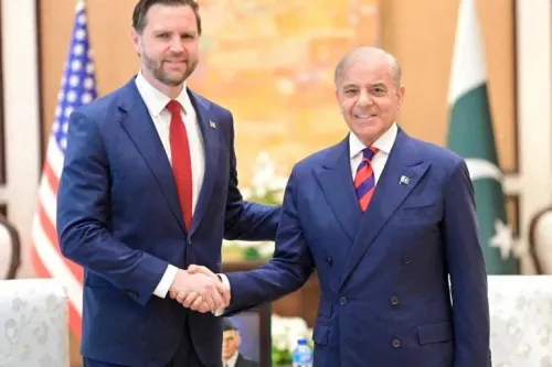 اجتماع بين نائب الرئيس الأمريكي JD Vance ورئيس الوزراء الباكستاني Shahbaz Sharif في إسلام آباد، وسط جهود للسلام بين الولايات المتحدة وإيران.