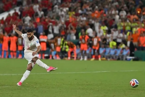 لاعب المنتخب المغربي يسدد الكرة بقوة في مباراة حاسمة ضمن بطولة كأس العالم FIFA 2026 وسط حضور جماهيري كبير.