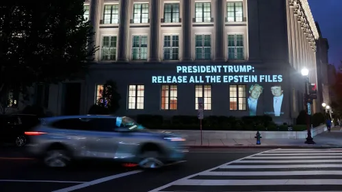 إضاءة على مبنى حكومي تحمل عبارة "الرئيس ترامب: أفرج عن جميع ملفات إبشتاين"، مع صورة لترامب وإبشتاين.