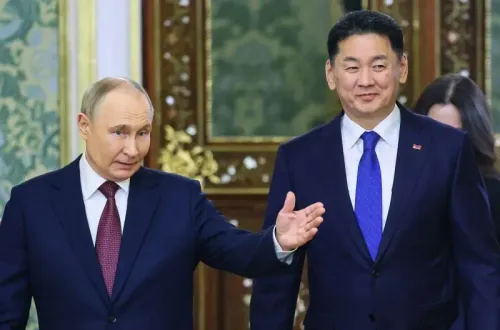 اجتماع بين الرئيس الروسي فلاديمير بوتين ورئيس وزراء منغوليا أويون-إردين، حيث يبدو كل منهما في زي رسمي، مع تعبيرات تشير إلى مناقشة.