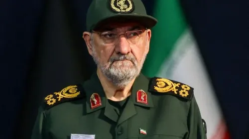 محسن رضائي في زي الحرس الثوري الإيراني، يعكس تعيينه كأمين لمجلس الأمن القومي الأعلى ودوره الاستراتيجي في ملف مضيق هرمز والمفاوضات مع واشنطن.