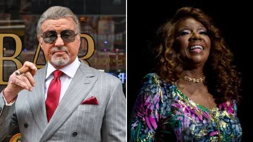 سيلفستر ستالون وغلوريا غاينور، نجمان في عالم الفن، يبتسمان معًا في حدث تكريمي لمركز كينيدي، يعكسان تأثير الثقافة الشعبية.