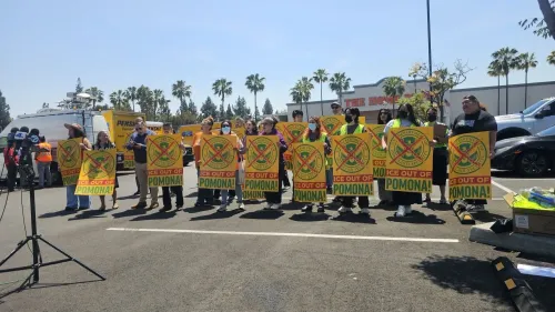 محتجون يحملون لافتات تطالب بإخراج ICE من بومونا، أثناء مؤتمر صحفي حول اعتقالات العمال المياومين.