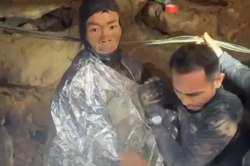 مي سينغفامالاي، الحلاق البالغ من العمر 23 عاماً، يتلقى المساعدة بعد خروجه من كهف في لاوس، حيث قضى 11 يوماً في الظلام.