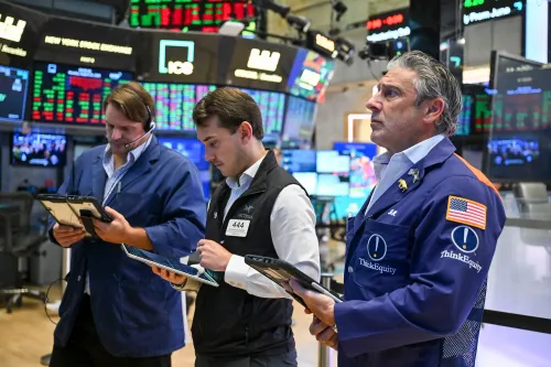 متداولون في بورصة نيويورك يراقبون شاشات التداول وسط تقلبات سوق الأسهم وتأثير ارتفاع عوائد سندات الخزانة الأمريكية.