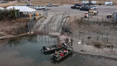 نشر قوات عسكرية على الحدود الأمريكية المكسيكية، مع وجود قوارب وعمليات أمنية لتعزيز إنفاذ قوانين الهجرة.