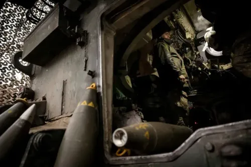 جندي أوكراني يقف داخل مركبة عسكرية محملة بالذخائر، في سياق الحرب المستمرة في أوكرانيا وتأثيرها على الجهود الدبلوماسية.