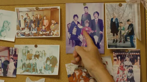 صور لعائلة يابانية تتجمع في مناسبات مختلفة، مع التركيز على كبار السن والأطفال، تعكس الروابط الأسرية والتقاليد الثقافية.