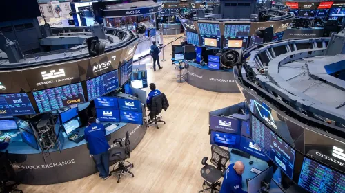 صورة تظهر قاعة تداول بورصة نيويورك، مع شاشات تعرض بيانات السوق والمستثمرين يعملون وسط أجواء من التوتر الاقتصادي.