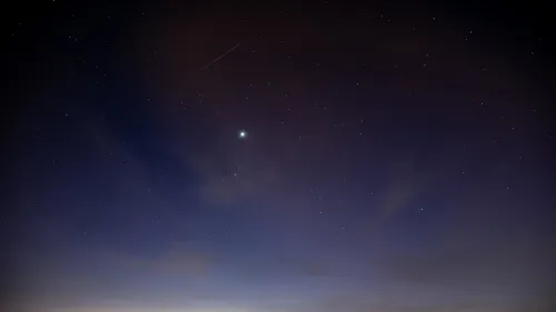 سماء الليل مليئة بالنجوم مع ظهور كوكب الزهرة اللامع، بينما تتواجد كواكب أخرى مثل المريخ وزحل في الأفق الغربي.